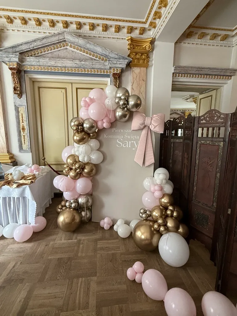 Łuk balonowy na komunię, kokarda różowa